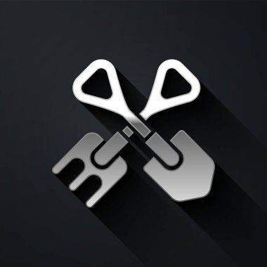 Siyah arka planda gümüş kürek ve tırmık ikonu var. Bahçecilik, tarım, bahçıvanlık, çiftçilik aletleri. Toprak işçisi. Uzun gölge tarzı. Vektör İllüstrasyonu.