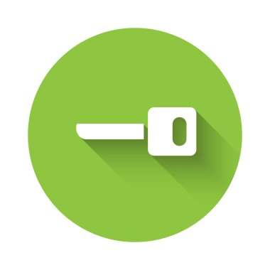 Beyaz Anahtar simgesi uzun gölgeli izole edilmiş. Yeşil daire düğmesi. Vektör İllüstrasyonu.