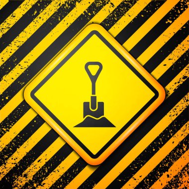 Zemin simgesindeki siyah kürek sarı arkaplanda izole edilmiş. Bahçe aletleri. Bahçecilik, tarım, çiftçilik aleti. Uyarı işareti. Vektör İllüstrasyonu.