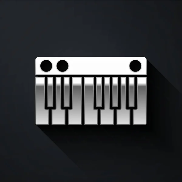 黒の背景に分離された銀の音楽シンセサイザーアイコン 電子ピアノ 長い影のスタイル ベクターイラスト — ストックベクタ
