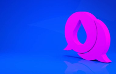 Mavi arka planda izole edilmiş konuşma baloncukları ikonlu pembe su damlası. Minimalizm kavramı. 3 boyutlu illüstrasyon. 3 Boyutlu Hazırlama