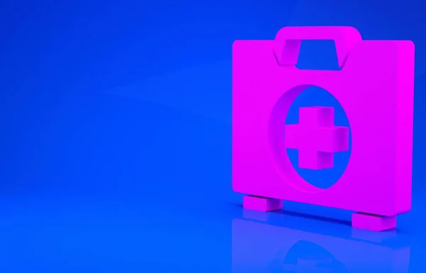 Różowy zestaw pierwszej pomocy ikona izolowana na niebieskim tle. Skrzynka medyczna z krzyżem. Sprzęt medyczny na wszelki wypadek. Koncepcja opieki zdrowotnej. Koncepcja minimalizmu. Ilustracja 3D. Renderowanie 3D — Zdjęcie stockowe