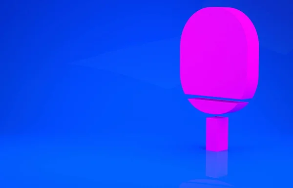 Raqueta rosa para jugar al tenis de mesa icono aislado sobre fondo azul. Concepto minimalista. Ilustración 3d. Renderizado 3D — Foto de Stock