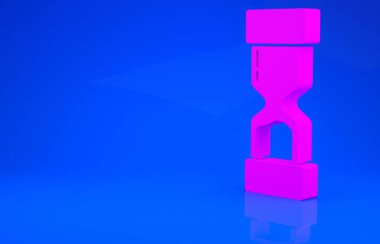 Mavi zemin üzerinde kum ikonu olan eski pembe kum saati. Kum saati işareti. İş ve zaman yönetimi kavramı. Minimalizm kavramı. 3 boyutlu illüstrasyon. 3 Boyutlu Hazırlama