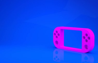 Mavi arkaplanda pembe taşınabilir video oyun konsolu simgesi izole edildi. Av alanı tabelası. Oyun konsepti. Minimalizm kavramı. 3 boyutlu illüstrasyon. 3 Boyutlu Hazırlama
