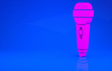 Mavi arkaplanda pembe mikrofon simgesi izole edildi. Radyodaki mikrofondan. Sözcü işareti. Minimalizm kavramı. 3 boyutlu illüstrasyon. 3 Boyutlu Hazırlama