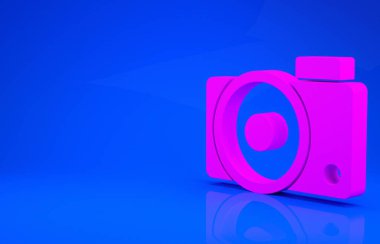 Mavi arkaplanda pembe fotoğraf makinesi simgesi izole edildi. Fotoğraf makinesi simgesi. Minimalizm kavramı. 3 boyutlu illüstrasyon. 3 Boyutlu Hazırlama