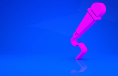 Mavi arkaplanda pembe mikrofon simgesi izole edildi. Radyodaki mikrofondan. Sözcü işareti. Minimalizm kavramı. 3 boyutlu illüstrasyon. 3 Boyutlu Hazırlama