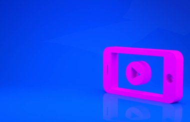 Pembe Online video oynatma simgesi mavi arkaplanda izole edildi. Akıllı telefon ve üzerinde oyun işareti olan film şeridi. Minimalizm kavramı. 3 boyutlu illüstrasyon. 3 Boyutlu Hazırlama