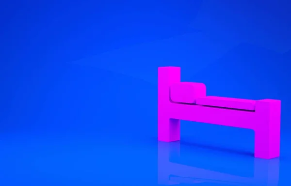 Rózsaszín Bed ikon elszigetelt kék háttérrel. Minimalizmus koncepció. 3D illusztráció. 3D renderelés — Stock Fotó