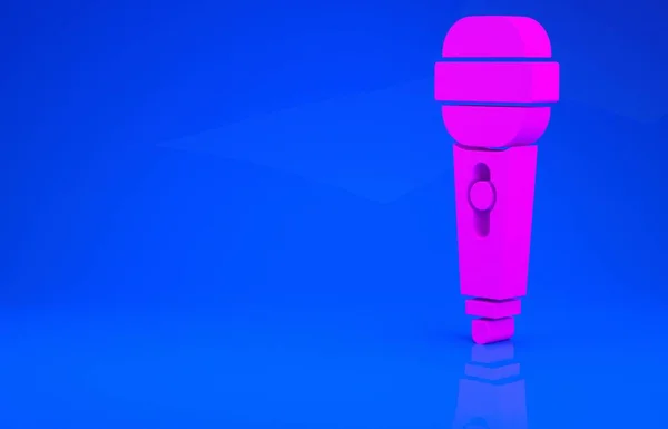 Icono de micrófono rosa aislado sobre fondo azul. En el micrófono de radio de aire. Firma del portavoz. Concepto minimalista. Ilustración 3d. Renderizado 3D —  Fotos de Stock