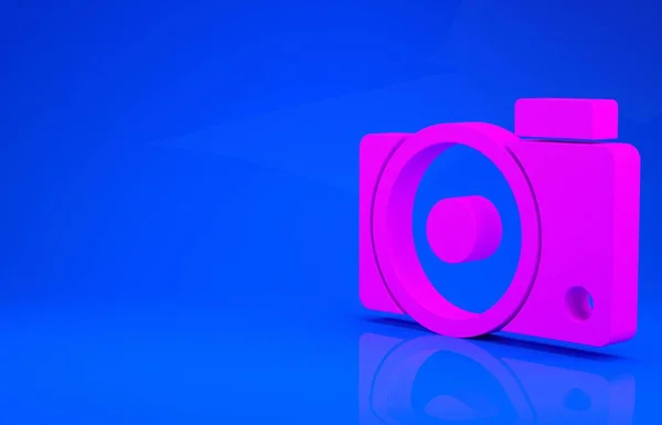 Roze fotocamera pictogram geïsoleerd op blauwe achtergrond. Foto camera icoon. Minimalisme concept. 3d illustratie. 3D-weergave — Stockfoto