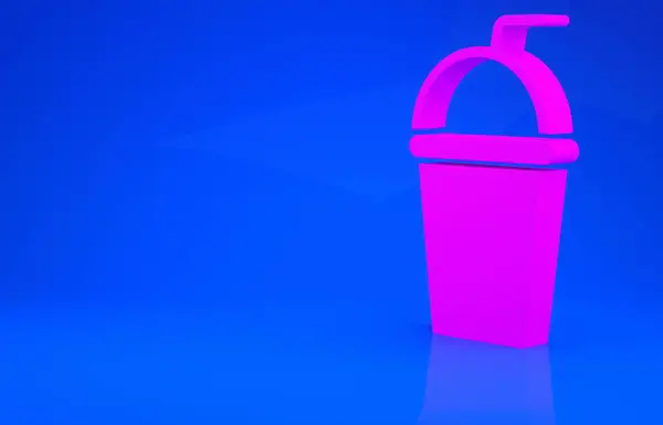 Vidrio de papel rosa con paja para beber e icono de agua aislado sobre fondo azul. Un vaso de refresco. Símbolo de bebida fría fresca. Concepto minimalista. Ilustración 3d. Renderizado 3D —  Fotos de Stock