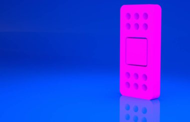 Mavi arkaplanda pembe bandaj simgesi izole edildi. Tıbbi alçı, yapıştırıcı bandaj, esnek kumaş bandajı. Minimalizm kavramı. 3 boyutlu illüstrasyon. 3 Boyutlu Hazırlama