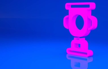 Pembe ödüllü kupa ikonu mavi arkaplanda izole edilmiş. Galibiyet ödülü sembolü. Şampiyonluk ya da yarışma kupası. Spor başarısı işareti. Minimalizm kavramı. 3 boyutlu illüstrasyon. 3 Boyutlu Hazırlama
