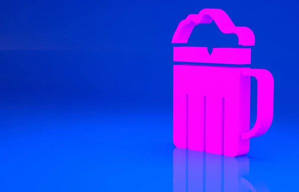 Ícone de caneca de cerveja de madeira rosa isolado no fundo azul. Conceito de minimalismo. Ilustração 3d. Renderização 3D — Fotografia de Stock