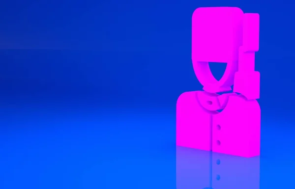 Guardián británico rosa con sombrero de piel de oso marchando icono aislado sobre fondo azul. Concepto minimalista. Ilustración 3d. Renderizado 3D — Foto de Stock