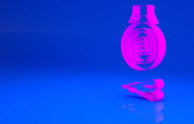 Pembe Klasik dart tahtası ve ok simgesi mavi arkaplanda izole edilmiş. Dartboard işareti. Oyun konsepti. Minimalizm kavramı. 3 boyutlu illüstrasyon. 3 Boyutlu Hazırlama