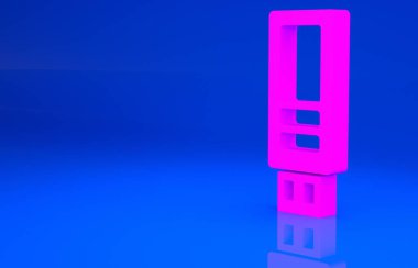 Pembe USB flash disk simgesi mavi arkaplanda izole edildi. Minimalizm kavramı. 3 boyutlu illüstrasyon. 3 Boyutlu Hazırlama