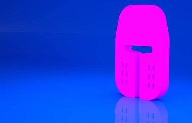 Mavi arka planda izole edilmiş baş koruma ikonu için pembe ortaçağ demir miğferi. Minimalizm kavramı. 3 boyutlu illüstrasyon. 3 Boyutlu Hazırlama
