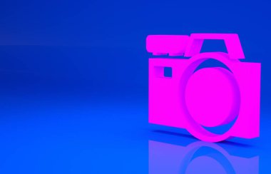 Mavi arkaplanda pembe fotoğraf makinesi simgesi izole edildi. Fotoğraf makinesi simgesi. Minimalizm kavramı. 3 boyutlu illüstrasyon. 3 Boyutlu Hazırlama