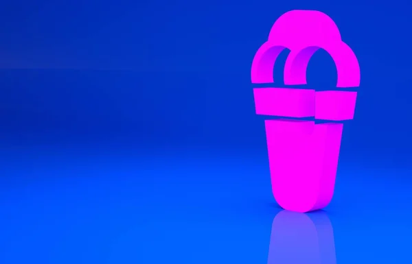 Różowe lody w ikonie wafla stożka izolowane na niebieskim tle. Słodki symbol. Koncepcja minimalizmu. Ilustracja 3D. Renderowanie 3D — Zdjęcie stockowe
