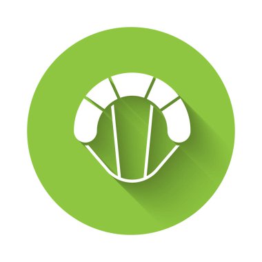 Beyaz Paraşüt simgesi uzun gölgeli izole edilmiş. Olağanüstü bir spor. Spor malzemeleri. Yeşil daire düğmesi. Vektör İllüstrasyonu.