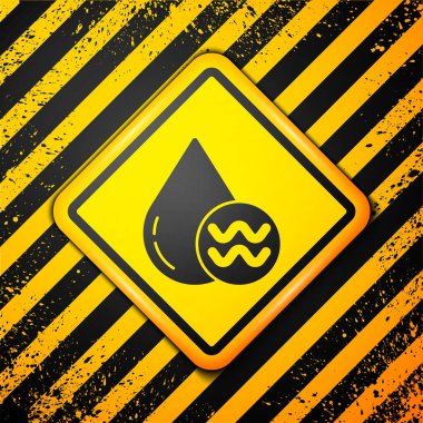 Sarı arka planda izole edilmiş siyah geri dönüşümlü temiz su simgesi. İşaret geri dönüşümlü bir damla su. Uyarı işareti. Vektör İllüstrasyonu.