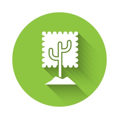 Beyaz Ağaç simgesi uzun gölgelerle izole edilmiş. Orman sembolü. Yeşil daire düğmesi. Vektör İllüstrasyonu.