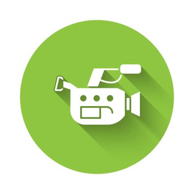 Beyaz Sinema kamera ikonu uzun gölgeli izole edilmiş. Video kamera. Film tabelası. Film projektörü. Yeşil daire düğmesi. Vektör İllüstrasyonu.