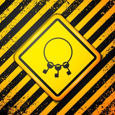 Sarı arkaplanda izole edilmiş siyah anahtar simgesi. Uyarı işareti. Vektör İllüstrasyonu.