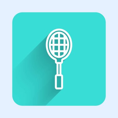 Beyaz çizgi tenis raketi ikonu uzun gölgeli izole edilmiş. Spor malzemeleri. Yeşil kare düğmesi. Vektör İllüstrasyonu.