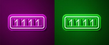 Parlayan neon hattı parola koruması ve yeşil ve mor arkaplanda izole edilmiş güvenlik erişim simgesi. Güvenlik, güvenlik, koruma, gizlilik kavramı. Vektör İllüstrasyonu.