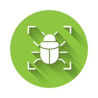 Beyaz Sistem hata konsepti simgesi uzun gölgeyle izole edildi. Kod hatası konsepti. Sistemde hata var. Böcek araması. Yeşil daire düğmesi. Vektör.