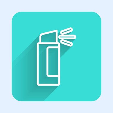 Uzun gölgeli beyaz çizgi biber gazı ikonu. OC gazı. Capsicum nefsi müdafaa spreyi. Yeşil kare düğmesi. Vektör.