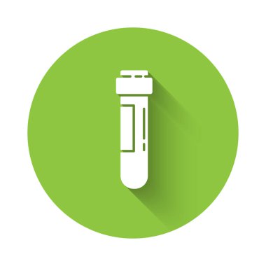 Uzun gölgeli kan ikonlu beyaz test tüpü ya da matara. Laboratuvar, kimyasal, bilimsel cam levha. Yeşil daire düğmesi. Vektör İllüstrasyonu.