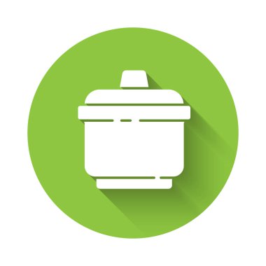 Uzun gölgeli beyaz tencere ikonu. Haşlama ya da güveç besin sembolü. Yeşil daire düğmesi. Vektör İllüstrasyonu.