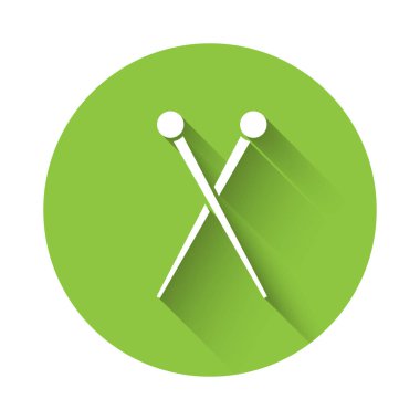 Beyaz örgü iğneleri uzun gölgeli izole edilmiş. El yapımı, örgü ya da terzi için etiket. Yeşil daire düğmesi. Vektör İllüstrasyonu.