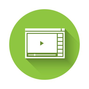White Online video oynatma simgesi uzun gölgeyle izole edildi. Oyun işaretli film şeridi. Yeşil daire düğmesi. Vektör İllüstrasyonu.