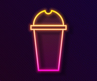 Parlayan neon hattı Milkshake simgesi siyah arkaplanda izole edildi. Kapaklı ve samanlı plastik bardak. Vektör İllüstrasyonu.