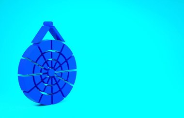 Mavi arka planda Mavi Klasik dart tahtası ve ok simgesi izole edildi. Dartboard işareti. Oyun konsepti. Minimalizm kavramı. 3d illüstrasyon 3B canlandırma