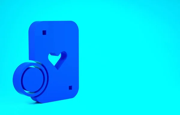 青の背景に隔離された青のカジノチップとトランプアイコン。カジノポーカーだ。最小限の概念。3Dイラスト3Dレンダリング — ストック写真
