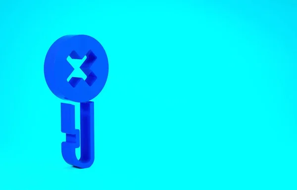 Niebieski zły klucz ikona izolowana na niebieskim tle. Koncepcja minimalizmu. Ilustracja 3D 3D renderowania — Zdjęcie stockowe