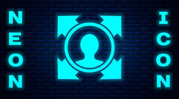 Icono de caza cabeza de neón brillante aislado en el fondo de la pared de ladrillo. Objetivo comercial o signo de empleo. Recursos humanos y contratación para las empresas. Vector — Vector de stock