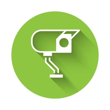 Beyaz güvenlik kamerası ikonu uzun gölgeli izole edilmiş. Yeşil daire düğmesi. Vektör