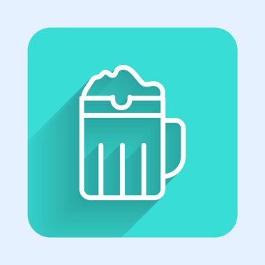 Beyaz çizgi ahşap bira kupası ikonu uzun gölgeli izole edilmiş. Yeşil kare düğmesi. Vektör