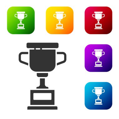 Beyaz arka planda siyah ödül kupa simgesi izole. Galibiyet ödülü sembolü. Şampiyonluk ya da yarışma kupası. Spor başarısı işareti. Renkli kare düğmelerle simgeleri ayarla. Vektör İllüstrasyonu