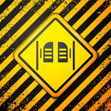 Sarı arka planda izole edilmiş Black Old Western sallanan salon kapısı ikonu. Uyarı işareti. Vektör İllüstrasyonu