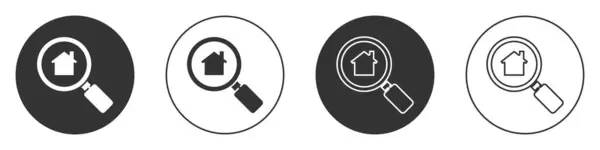 Svart Sök hus ikon isolerad på vit bakgrund. Fastighetssymbol för ett hus under förstoringsglas. Cirkelknappen. Vektor Illustration — Stock vektor