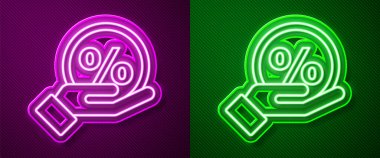 Parlayan neon hattı İndirim yüzde ikonu mor ve yeşil arkaplanda izole edildi. Etiket alışverişi. Özel teklif işareti. İndirim kuponları sembolü. Vektör İllüstrasyonu.